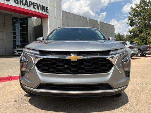 Used 2025 Chevrolet Trax LT w/ LT Convenience Package FWD image 3