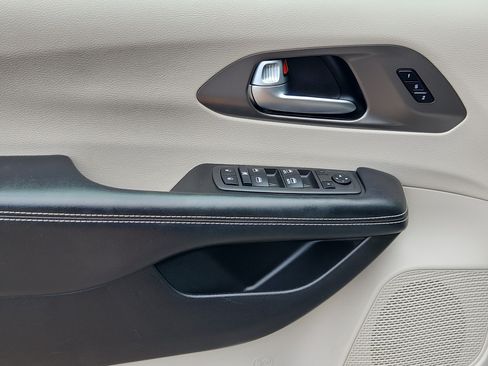Used 2022 Chrysler Pacifica Touring-L FWD image 8