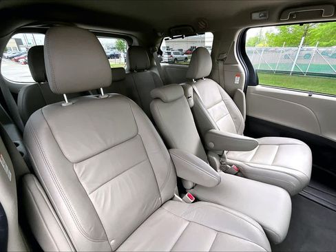 Used 2020 Toyota Sienna XLE Premium FWD image 19