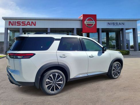 New 2026 Nissan Pathfinder Platinum FWD image 2