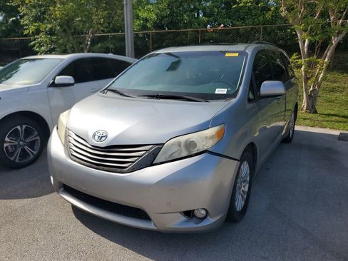 Used 2014 Toyota Sienna XLE w/ XLE Premium Package FWD image 3