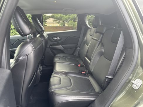 Used 2019 Jeep Cherokee Limited image 14