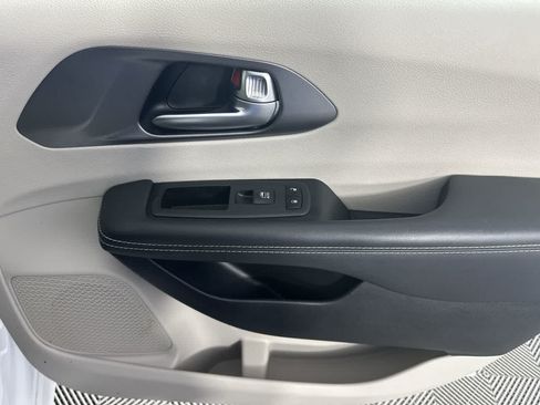 Used 2024 Chrysler Pacifica Touring-L FWD image 23