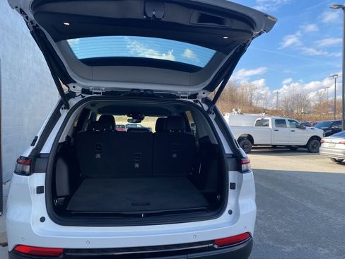 Used 2023 Jeep Grand Cherokee Limited w/ Black Appearance Package image 13