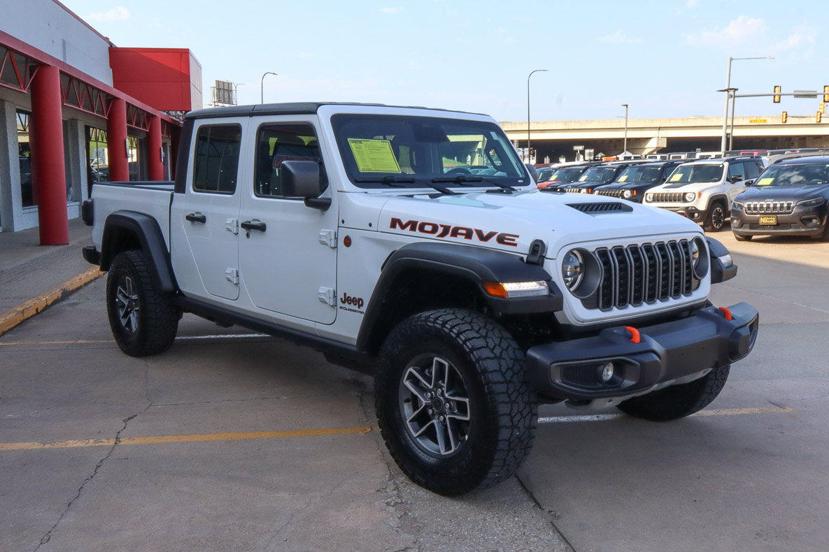 Used 2026 Jeep Gladiator Mojave AWD/4WD image 4