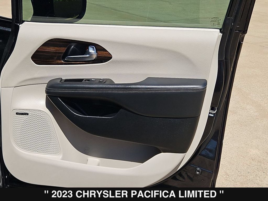 Used 2023 Chrysler Pacifica Limited w/ Uconnect Theater Family Group FWD image 28