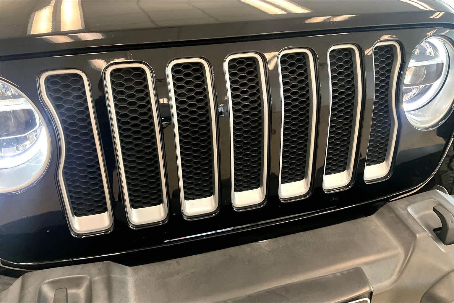 Used 2018 Jeep Wrangler Unlimited Sahara w/ Safety Group AWD/4WD image 28