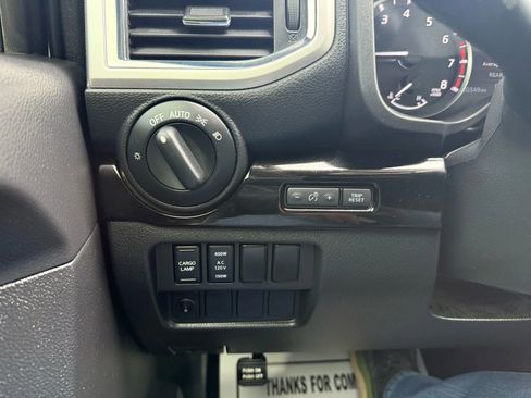 Used 2021 Nissan Titan SV w/ SV Convenience Package image 15