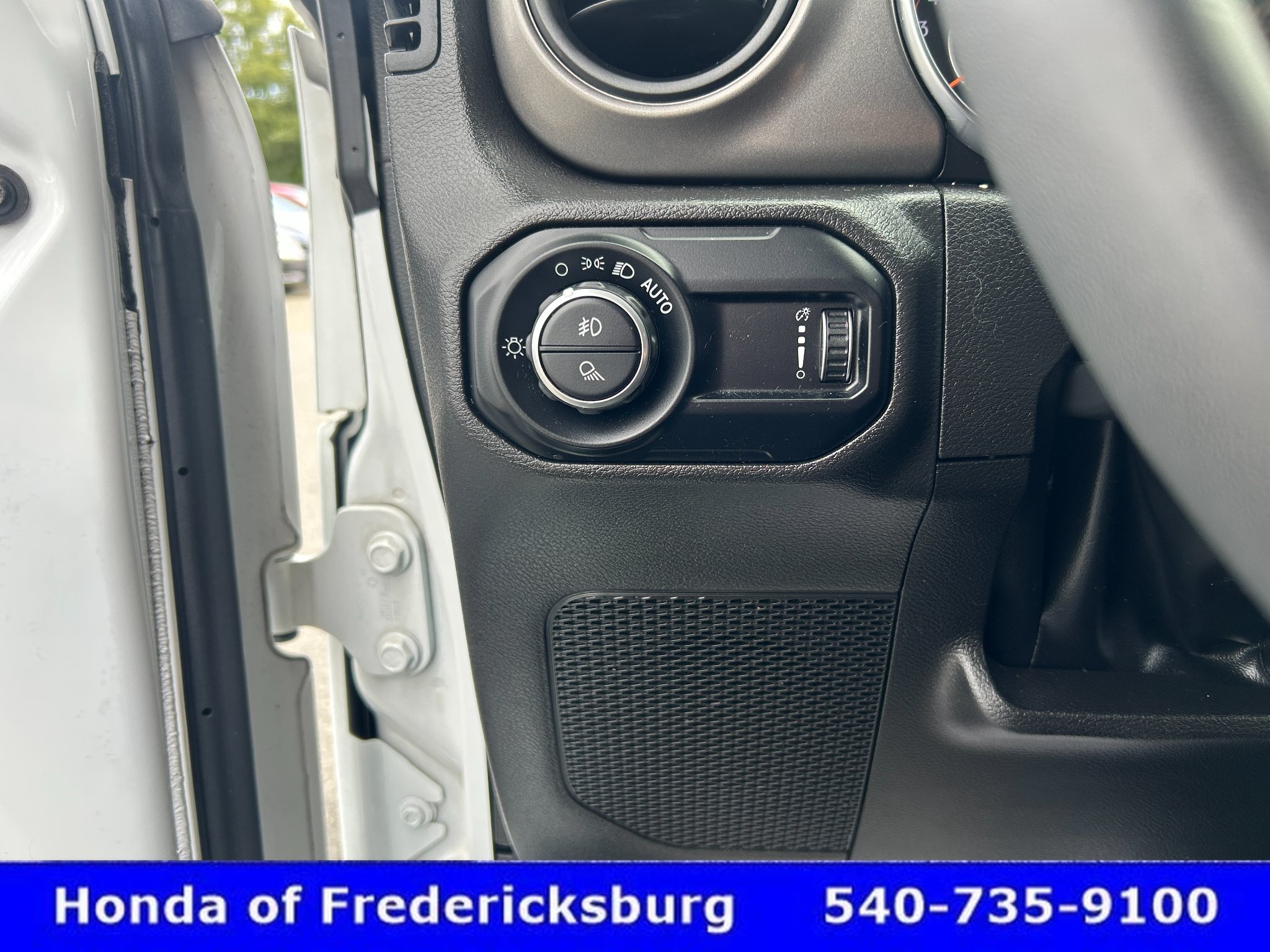 Used 2023 Jeep Gladiator Sport AWD/4WD image 25