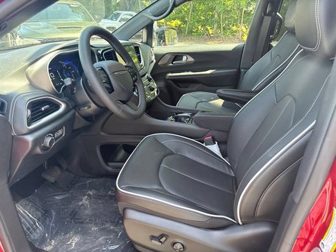 New 2027 Chrysler Pacifica Limited FWD image 12