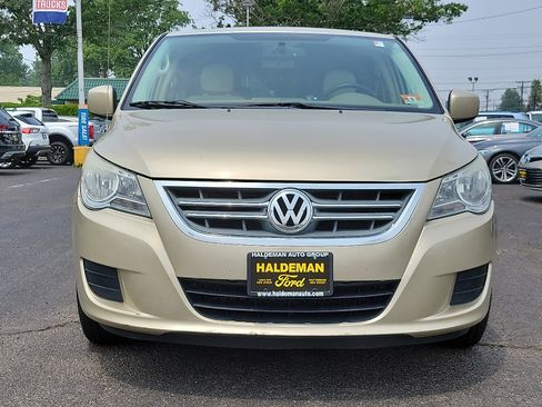Used 2010 Volkswagen Routan SE FWD image 3