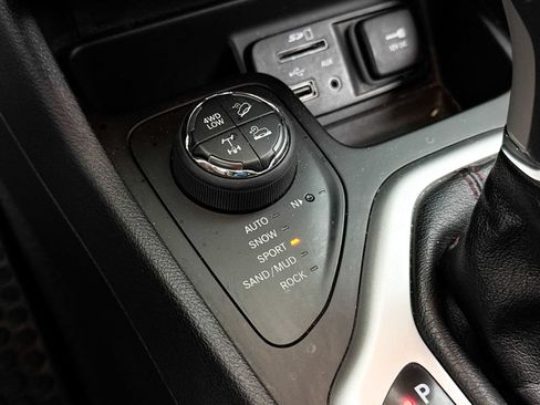 Used 2018 Jeep Cherokee Trailhawk w/ Quick Order Package 27L AWD/4WD image 8