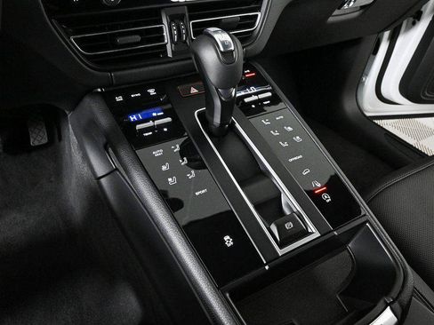 Certified 2026 Porsche Macan AWD/4WD image 18