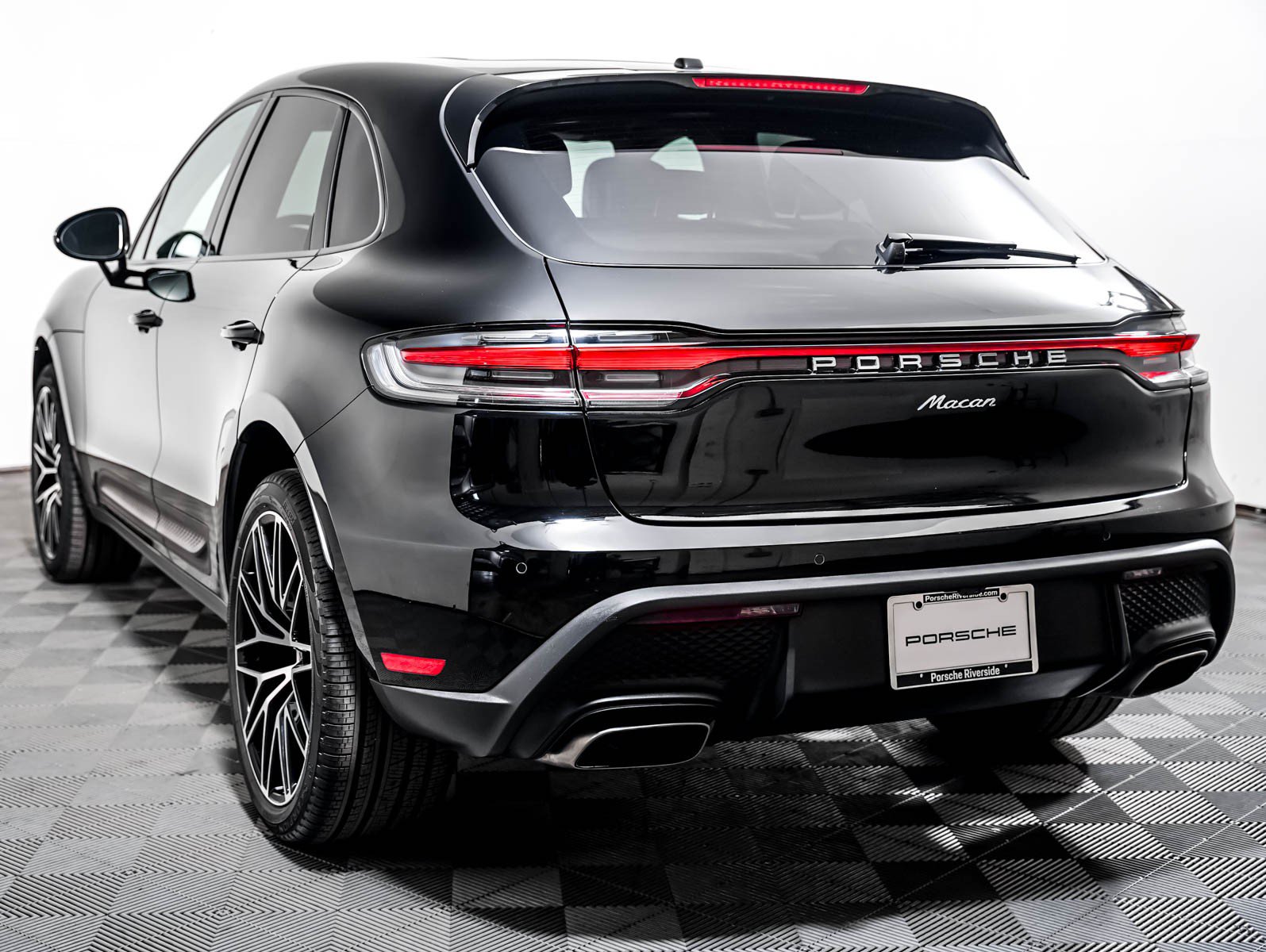 Certified 2023 Porsche Macan AWD/4WD image 3