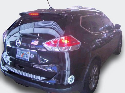 Used 2016 Nissan Rogue SL w/ SL Premium Package FWD image 3