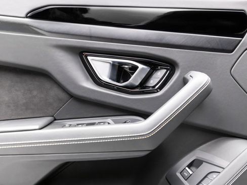 Used 2021 Lamborghini Urus image 48