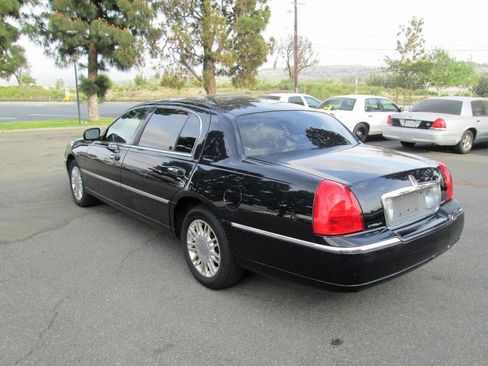Used 2011 Lincoln Town Car Executive L image 5