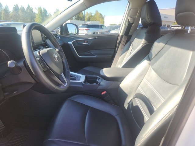 Used 2020 Toyota RAV4 XLE Premium FWD image 9