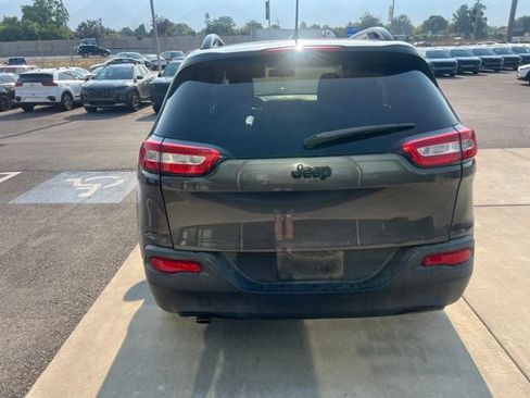 Used 2016 Jeep Cherokee Sport FWD image 4
