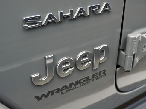 Used 2019 Jeep Wrangler Unlimited Sahara AWD/4WD image 14
