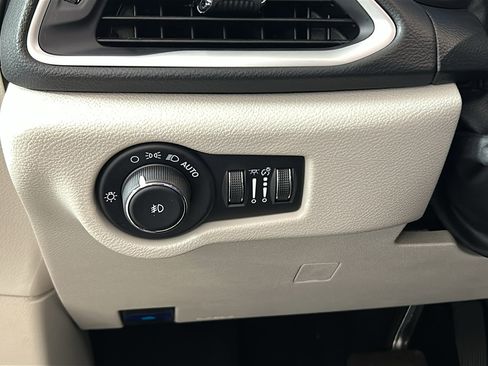 Used 2024 Chrysler Pacifica Touring-L FWD image 18