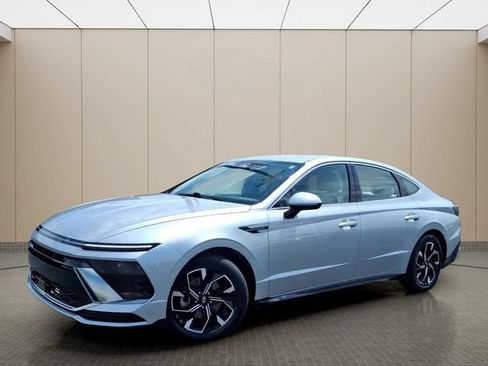 Used 2024 Hyundai Sonata SEL FWD image 2