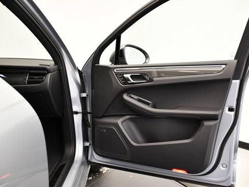 Certified 2026 Porsche Macan Turbo AWD/4WD image 47