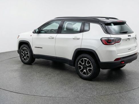 Used 2025 Jeep Compass Trailhawk image 6