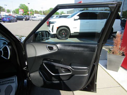 Used 2023 Kia Soul LX w/ Option Group 015 FWD image 10