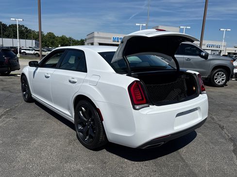 Used 2022 Chrysler 300 Touring w/ Sport Appearance Package RWD image 17