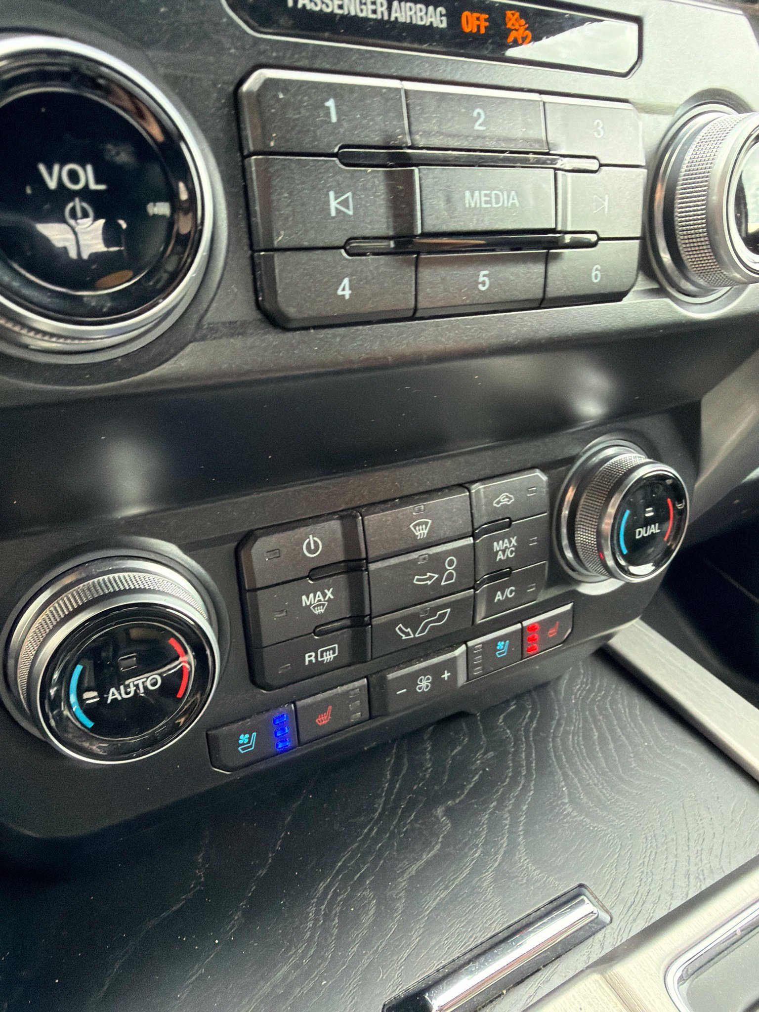 Used 2019 Ford F150 Platinum w/ Equipment Group 701A Luxury AWD/4WD image 9