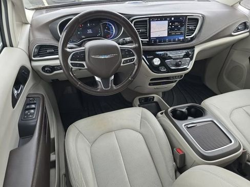 Used 2021 Chrysler Pacifica Touring-L w/ Uconnect Theater Family Group FWD image 26