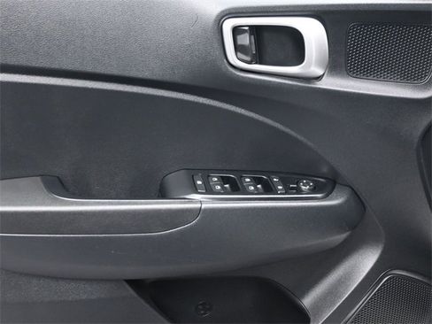 Used 2022 Hyundai Venue SE image 11