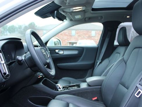 Used 2025 Volvo XC40 B5 Plus image 13