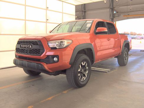 Used 2018 Toyota Tacoma TRD Off-Road w/ Technology Package image 4