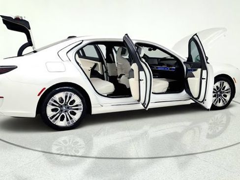 Used 2023 BMW i7 xDrive60 AWD/4WD image 19