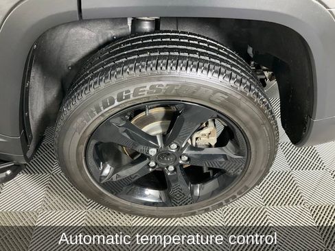 Used 2024 Jeep Grand Cherokee Altitude image 10