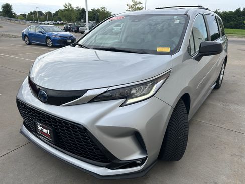 Used 2022 Toyota Sienna XSE w/ XSE Plus Package AWD/4WD image 3