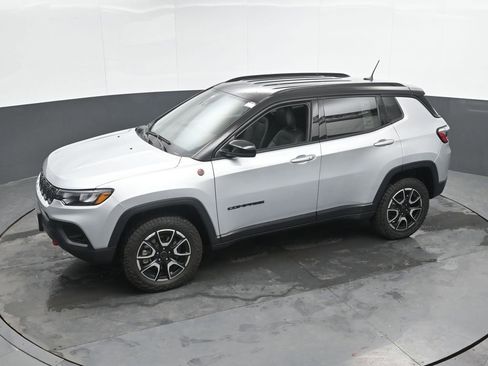Used 2025 Jeep Compass Trailhawk w/ Trailer Tow Group AWD/4WD image 39