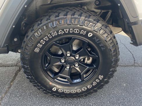 Used 2023 Jeep Wrangler Unlimited w/ Sun & Screen Package image 15