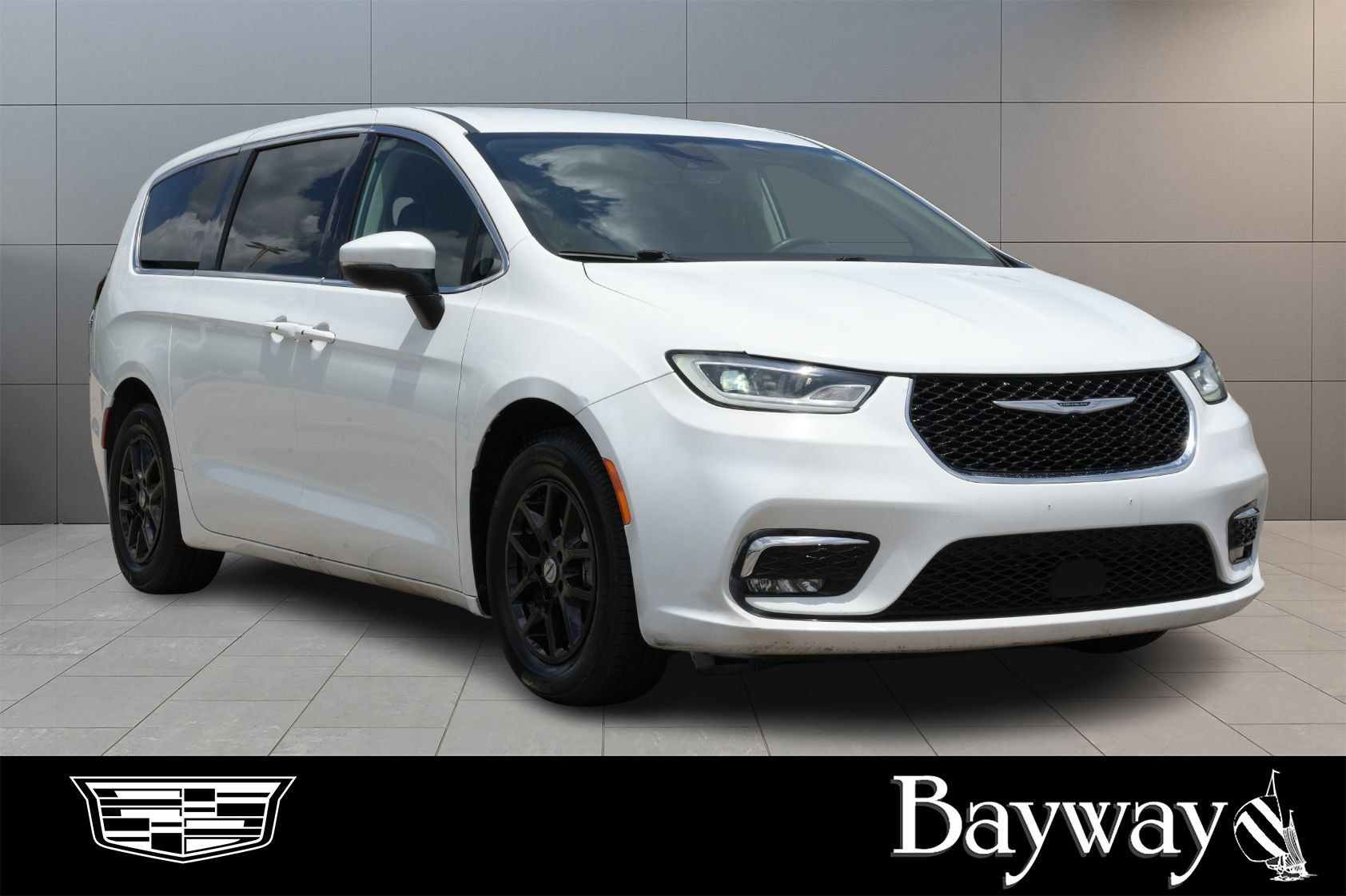 Used 2023 Chrysler Pacifica Touring-L FWD image 4