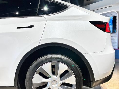 Used 2023 Tesla Model Y Long Range image 11