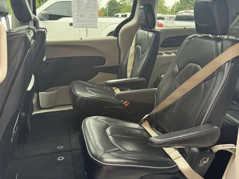 Used 2018 Chrysler Pacifica Limited w/ Advanced Safetytec Group FWD image 12