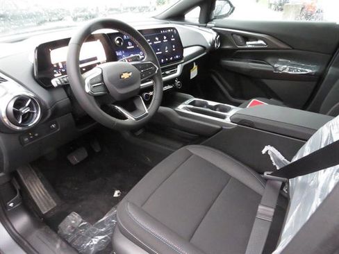 New 2026 Chevrolet Equinox EV LT image 15