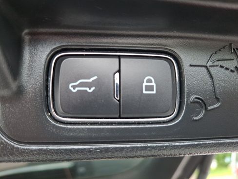 Used 2022 Ford Explorer XLT w/ Equipment Group 202A AWD/4WD image 31