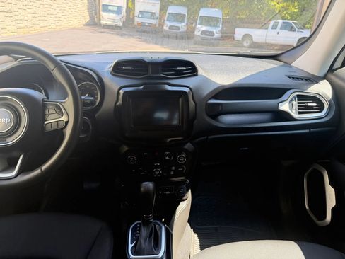 Used 2021 Jeep Renegade Latitude FWD image 18