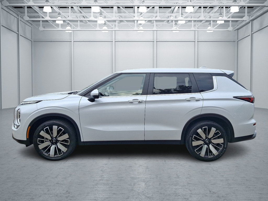 Used 2025 Mitsubishi Outlander SE AWD/4WD image 2