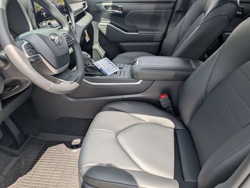 New 2026 Toyota Highlander XLE image 4