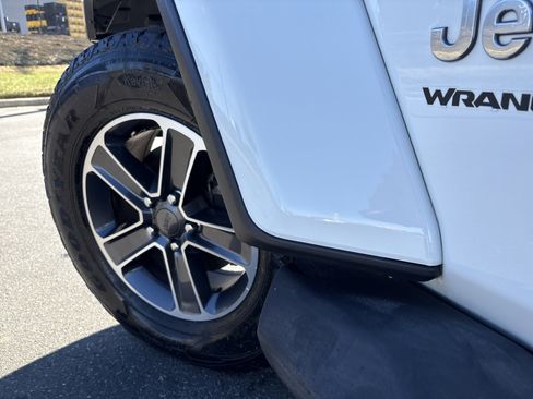 Used 2023 Jeep Wrangler Sahara image 12