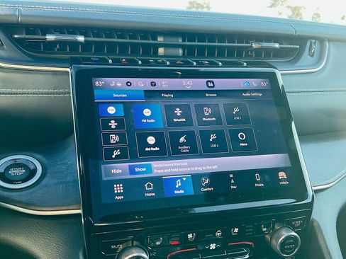 Used 2022 Jeep Grand Cherokee Overland w/ Advanced Protech Group III image 18